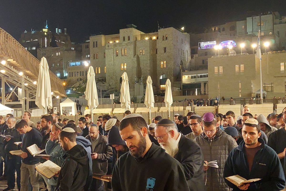 המוני תלמידים התפללו לרפואתו של הרב דרוקמן בכותל המערבי