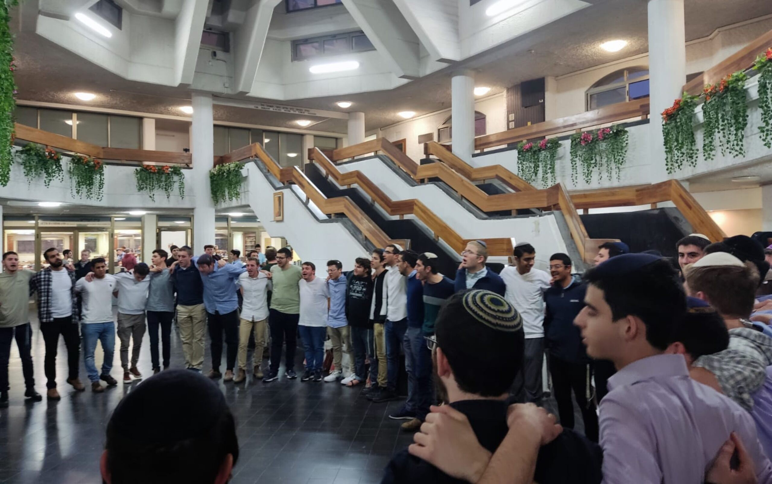 מפיצים את האור - ישיבות ההסדר הדליקו נר ראשון | צפו