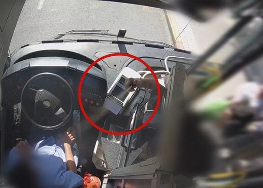 תקרית חמורה: תושב אשקלון ריסס גז מדמיע על נהג אוטובוס | תיעוד
