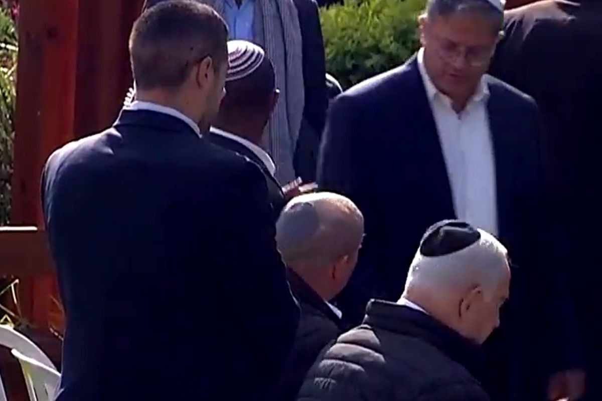 "תמונות שרק הרב דרוקמן יכול לגרום להן": נתניהו ובנט משוחחים בלוויה | צפו