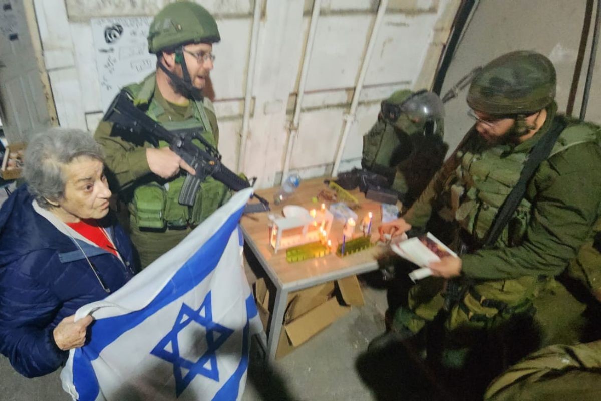 ניצולת שואה ביקשה להדליק נר של חנוכה עם לוחמי צה"ל - והגשימה את חלומה