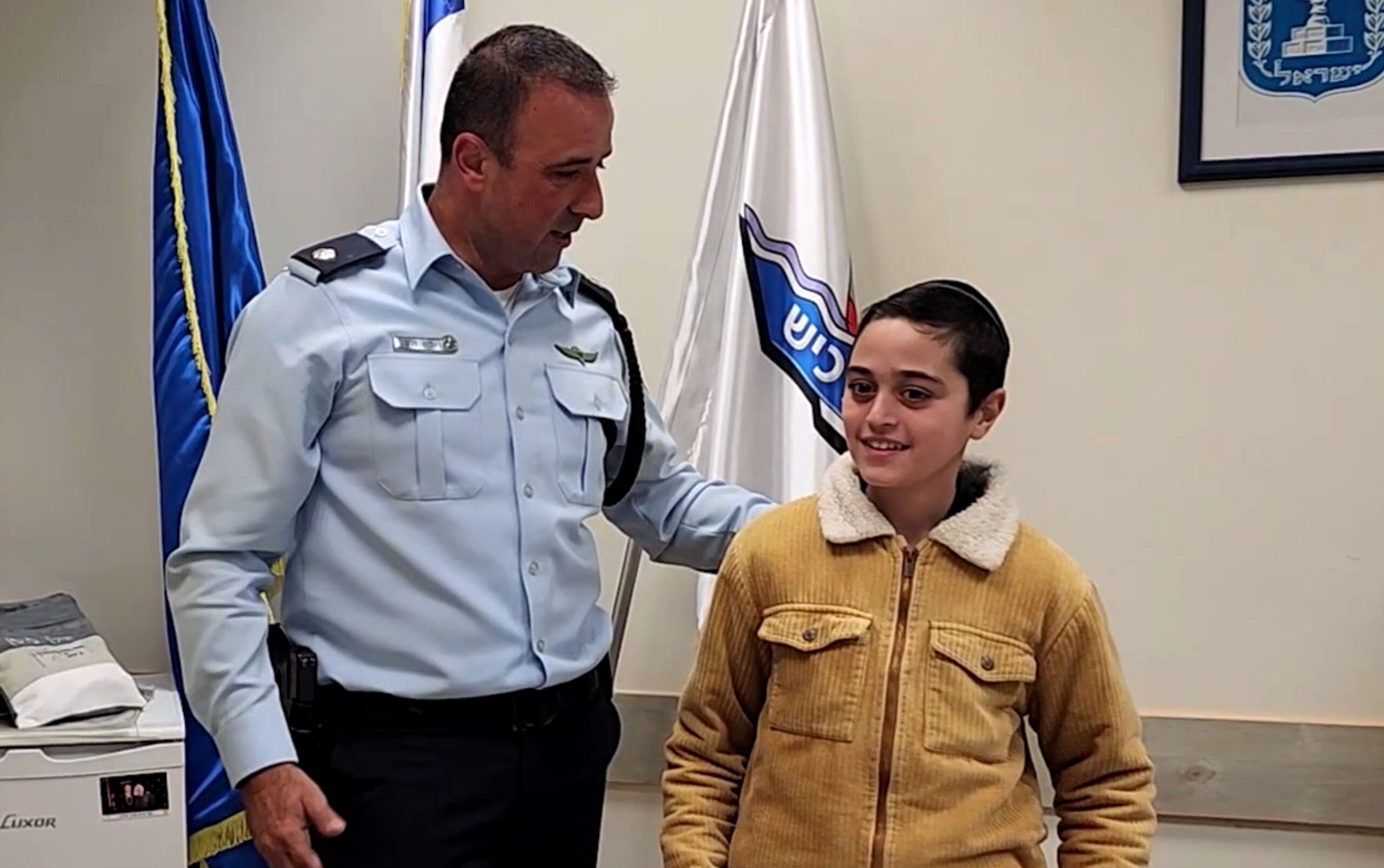 בן 12 זומן ללשכת מפקד תחנת המשטרה - וקיבל תעודת הוקרה: "גיבור"