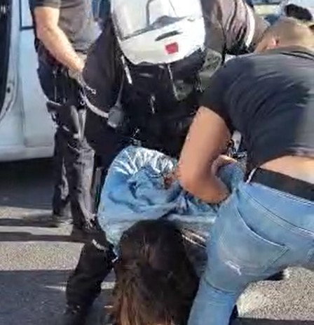 הגזימו? שוטרים עצרו בברוטאליות נהגת שסירבה להזדהות בפניהם | צפו