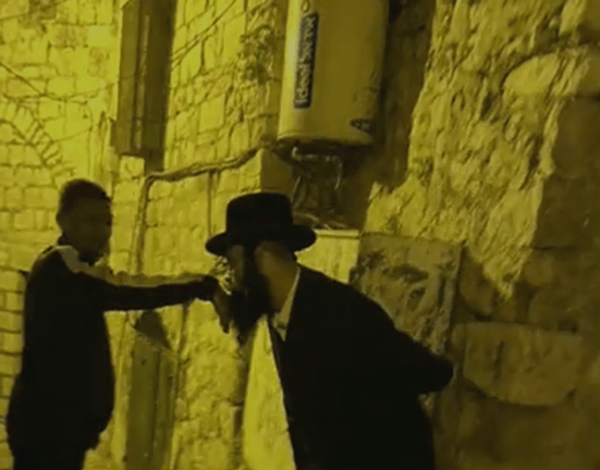 תיעוד מקומם: ערבים תיעדו עצמם משפילים יהודי חרדי בעיר העתיקה