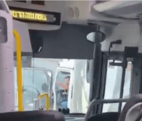 האלימות בכבישים: נהג אוטובוס הותקף סמוך ליבנה | תיעוד
