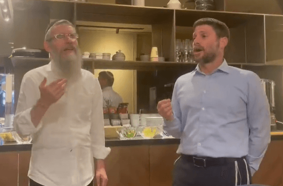יותר טוב משקד? סמוטריץ' מפגין את כישורי השירה שלו בציבור | צפו