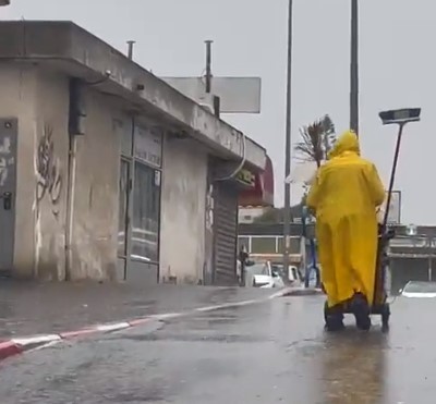 "נשרף לי הלב": תיעוד של מנקה רחובות מבוגר באשדוד מעורר סערה ברשת
