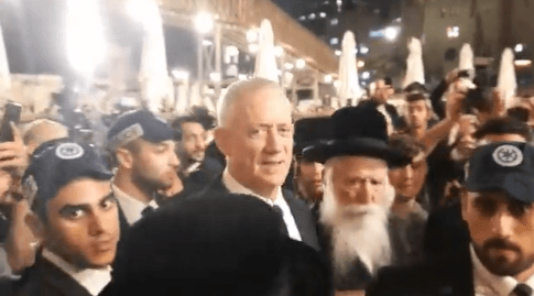 "אין לך מה לחפש כאן": גנץ הגיע להדליק נרות בכותל - וספג קריאות גנאי | צפו