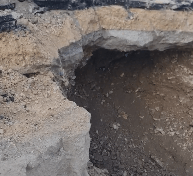 הבור שנפער בדרך לכותל. צילום: דוברות המשטרה