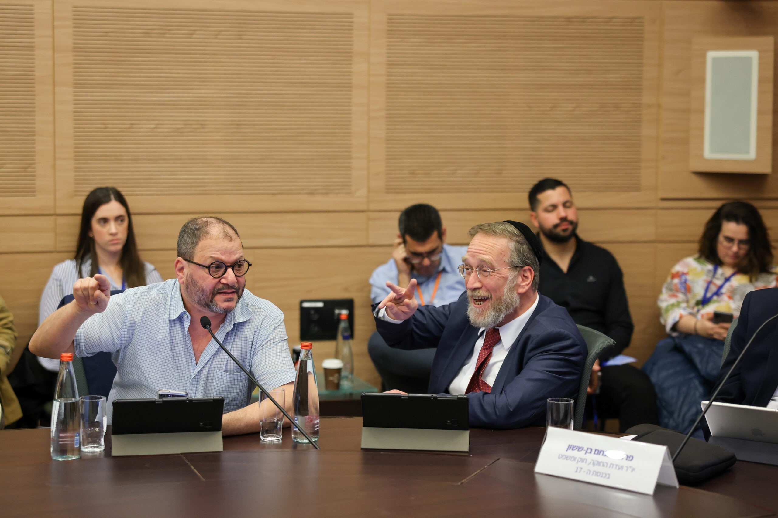 פינדרוס חיקה את לזימי ועשה קול עורב - וביקש את סליחתה: "לא ראוי"