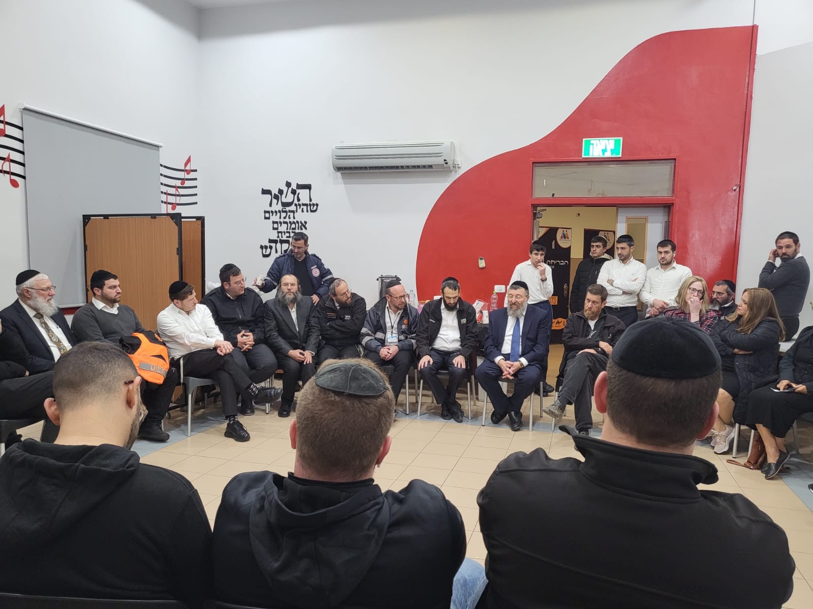 השר בן צור עם מתנדבי איחוד הצלה. צילום: דוברות השר