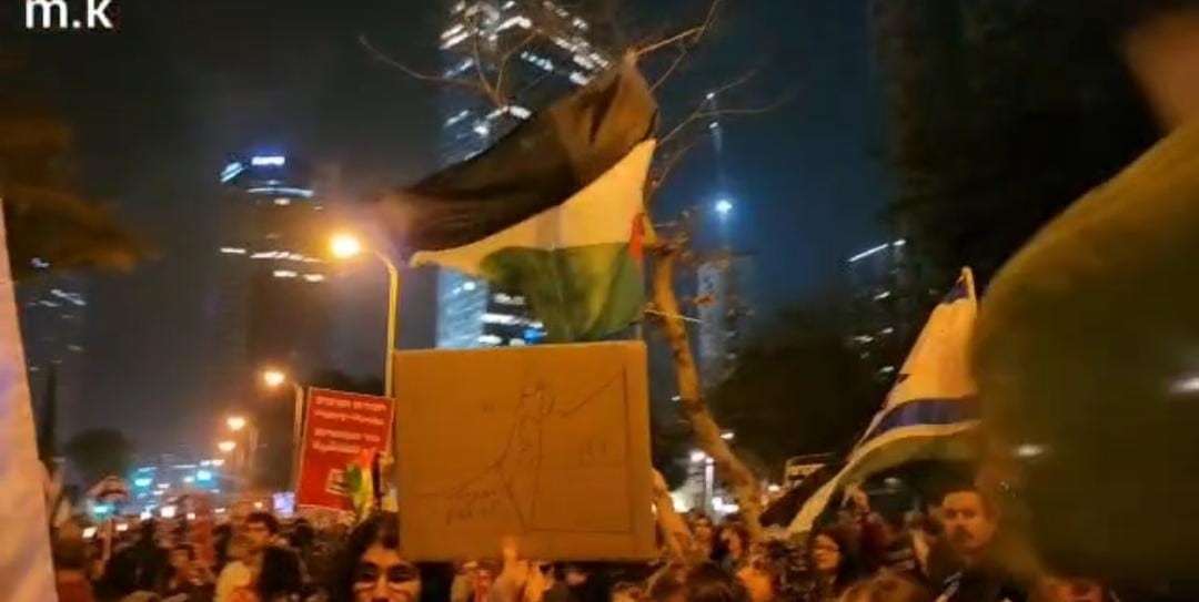 לצד הדלקת הנרות: דגלי אש"ף הונפו בהפגנת השמאל בת"א | תיעוד