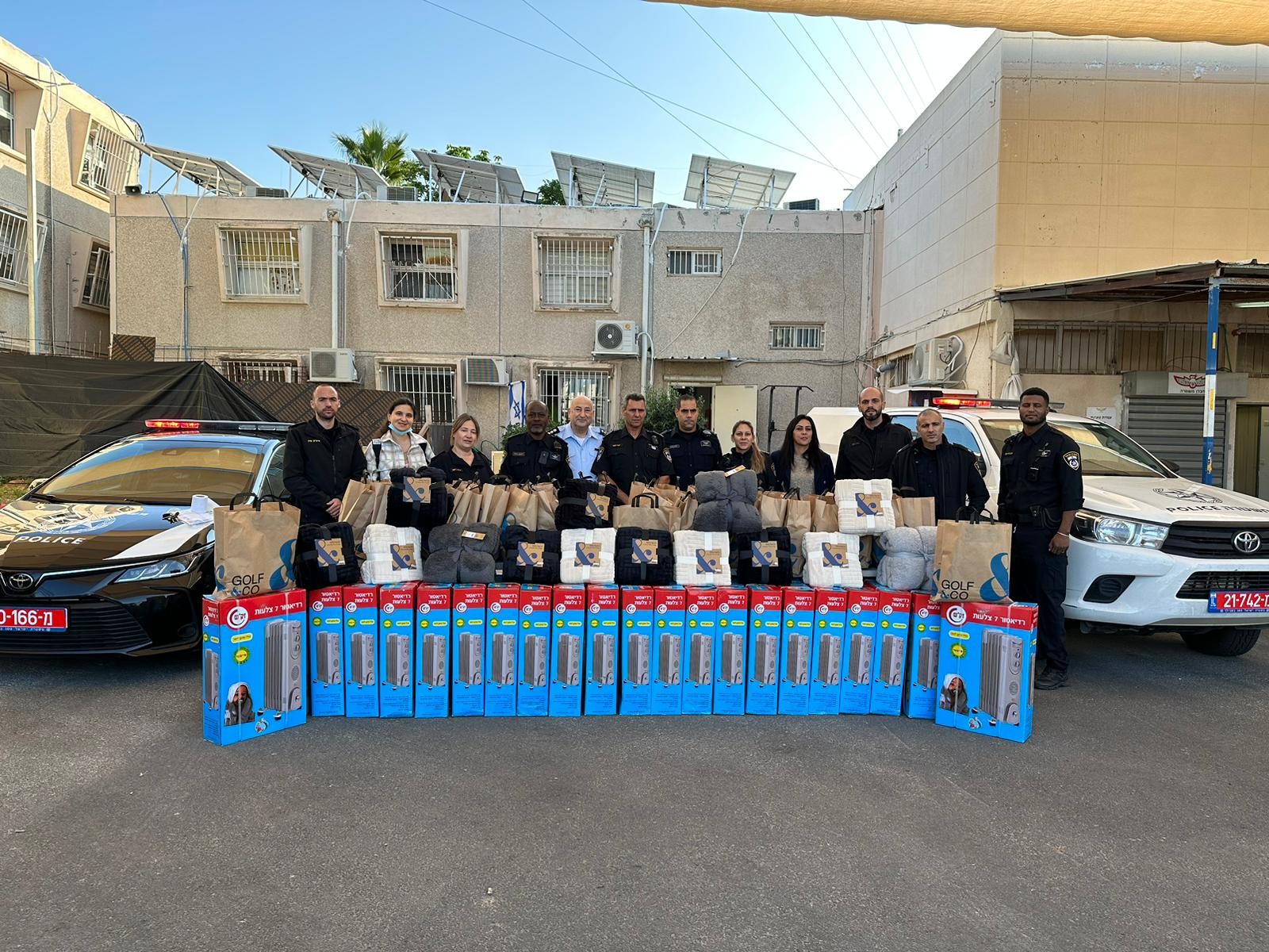 "מחמם לנו את הלב": המחווה של השוטרים לקשישים וניצולי השואה