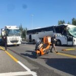 כביש 1: אוטובוס הסעות התנגש במשאית – ילדה נפצעה באורח קשה