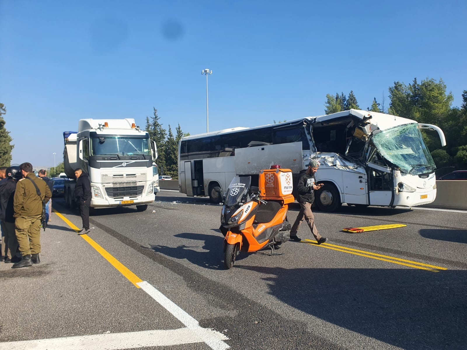 כביש 1: אוטובוס הסעות התנגש במשאית - ילדה נפצעה באורח קשה