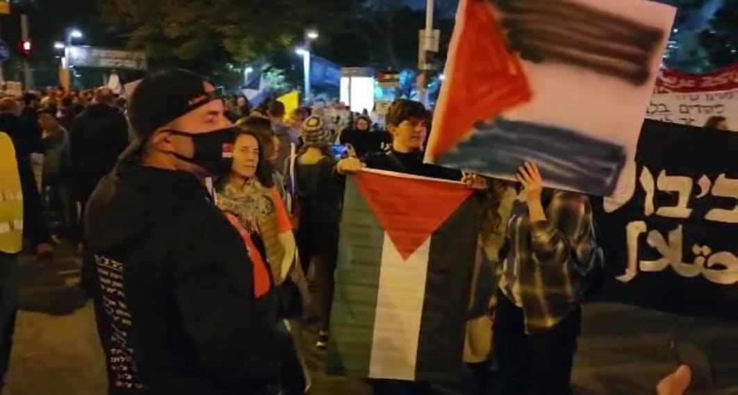 דגלי אש"ף בהפגנת השמאל. צילום: מוטי קסטל