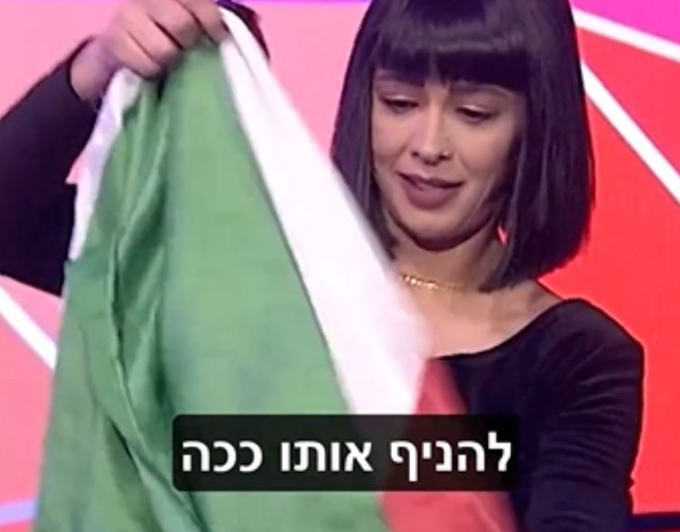"כסף ציבורי משמש במה לתמיכה בטרור": דגל אש"ף הונף בערוץ של התאגיד