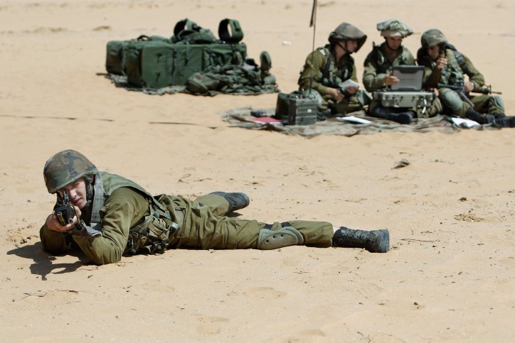 חיילים מתאמנים בשטח | צילום: מרים אלסטר, פלאש 90