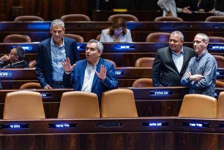 אלקין נותר לבד במליאה - והחליף את עצמו על הדוכן | צפו ברגע המשעשע