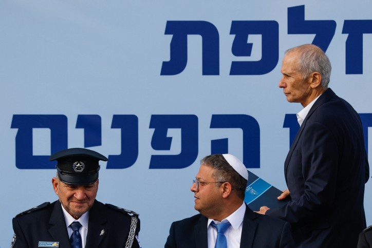 טקס החילופים במשרד לביטחון הפנים. צילום: אוליביה פיטוסי, פלאש 90