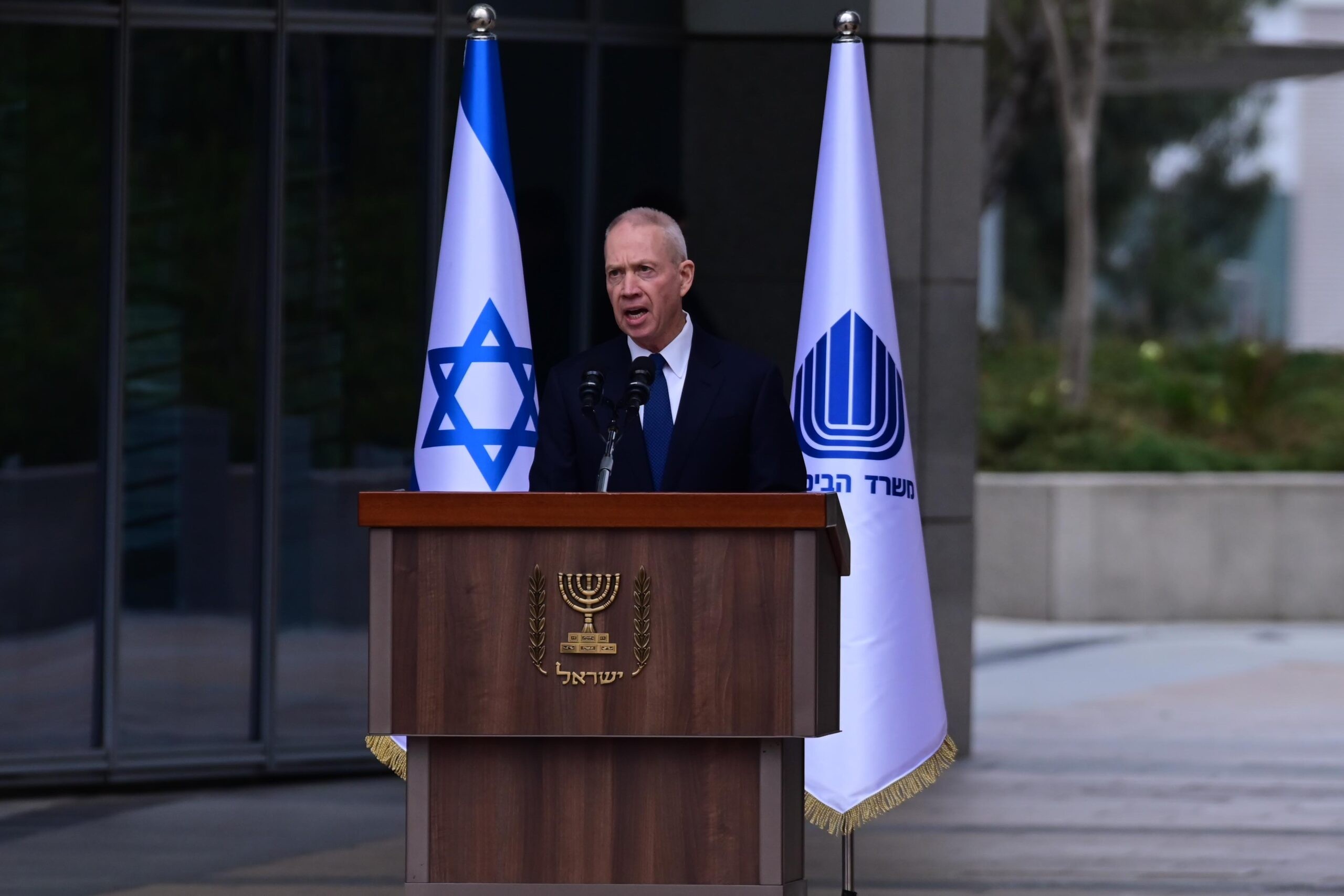 לאחר שביקרו בבית מחבל: גלנט החליט לשלול אישורי כניסה ל-3 בכירי רש"פ