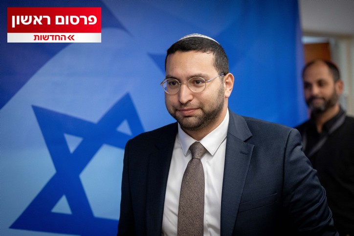 מתפלל מחה נגד השר וסרלאוף - זו שופטת העליון שיצאה בעקבותיו