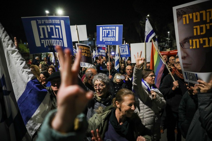 אלמנת הטרור נדהמה לגלות את תמונת בעלה בתעמולת פעילי השמאל