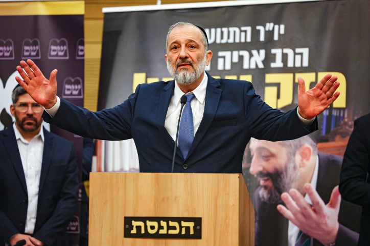 המלכוד של ש"ס: האם זו המפלגה שתפיל את ממשלת הימין?