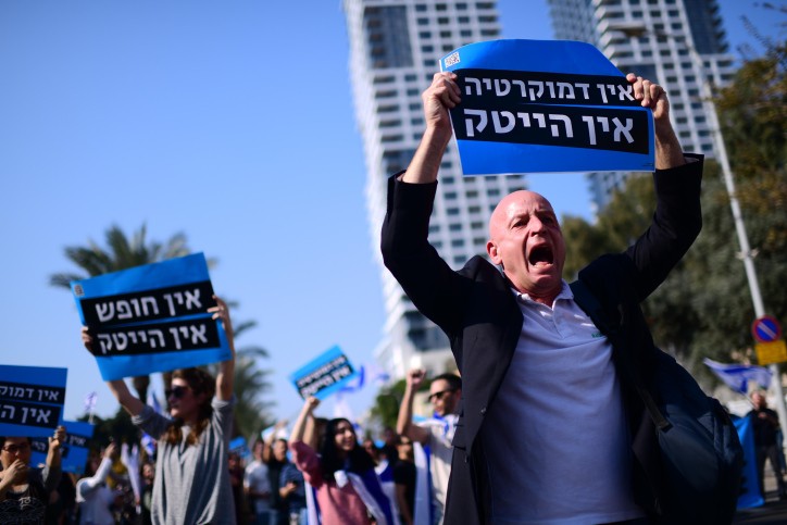 מקומם: פעילי שמאל מענף ההייטק תקפו עובר אורח וקרעו את בגדיו | תיעוד