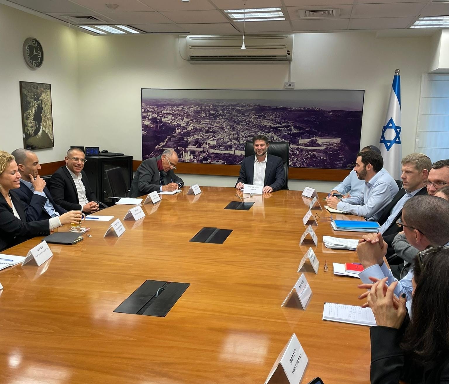 סמוטריץ' וצוות משרד האוצר. צילום: דוברות משרד האוצר.