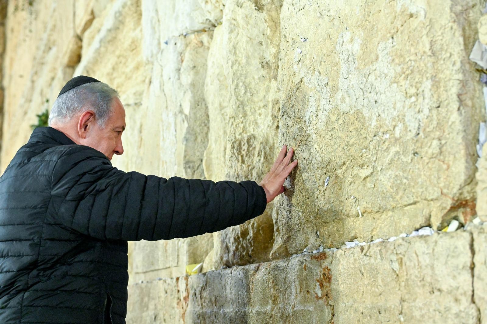 מודה על העבר ומקווה לעתיד: רה"מ נתניהו ורעייתו ביקרו בכותל המערבי