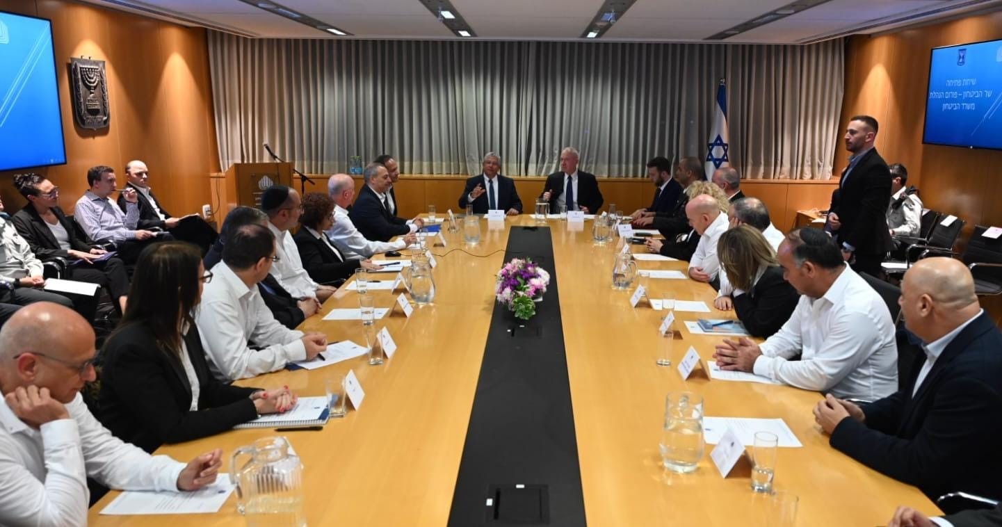 השר גלנט נפגש עם הנהלת משרד הביטחון - ועודכן על עיקרי עשייתו