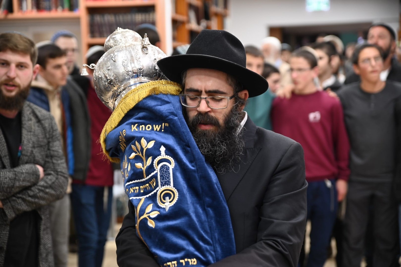 ספר התורה שהוכנס לישיבת תקוע לע"נ ראש הישיבה הרב שטיינזלץ | צילום: אלעד ויטמן