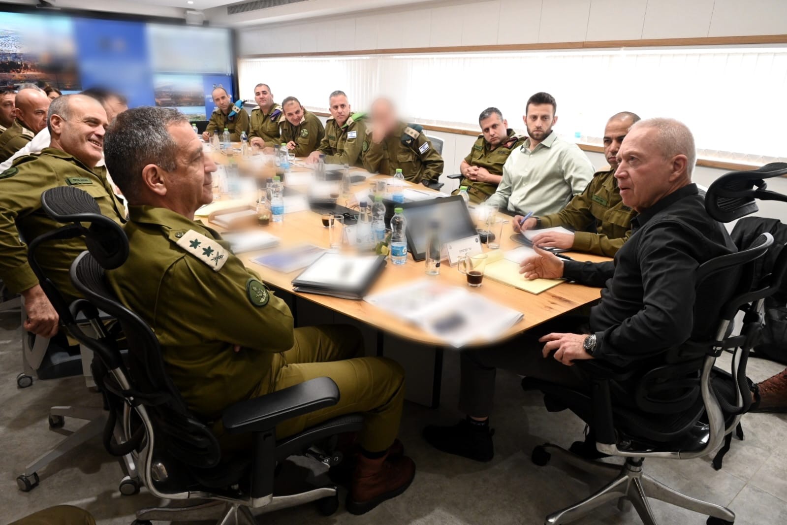 השר גלנט ביקר בפיקוד מרכז והנחה להיערך להסלמה בגזרות השונות