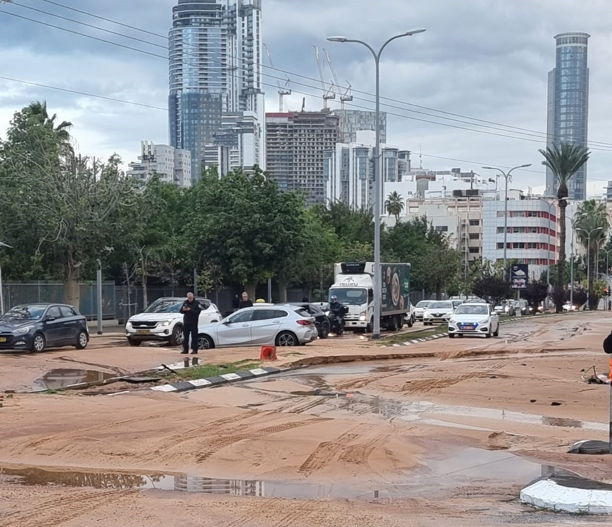 בעקבות פיצוץ בצינור מים: נחסמו לתנועה מספר רחובות מרכזיים בת"א