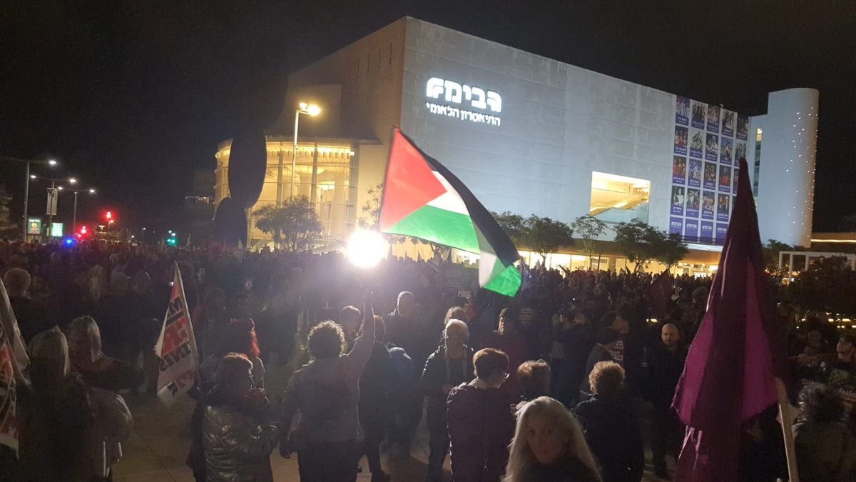 כאלף איש בהפגנת השמאל בתל אביב: דגלי אש"ף הונפו במקום