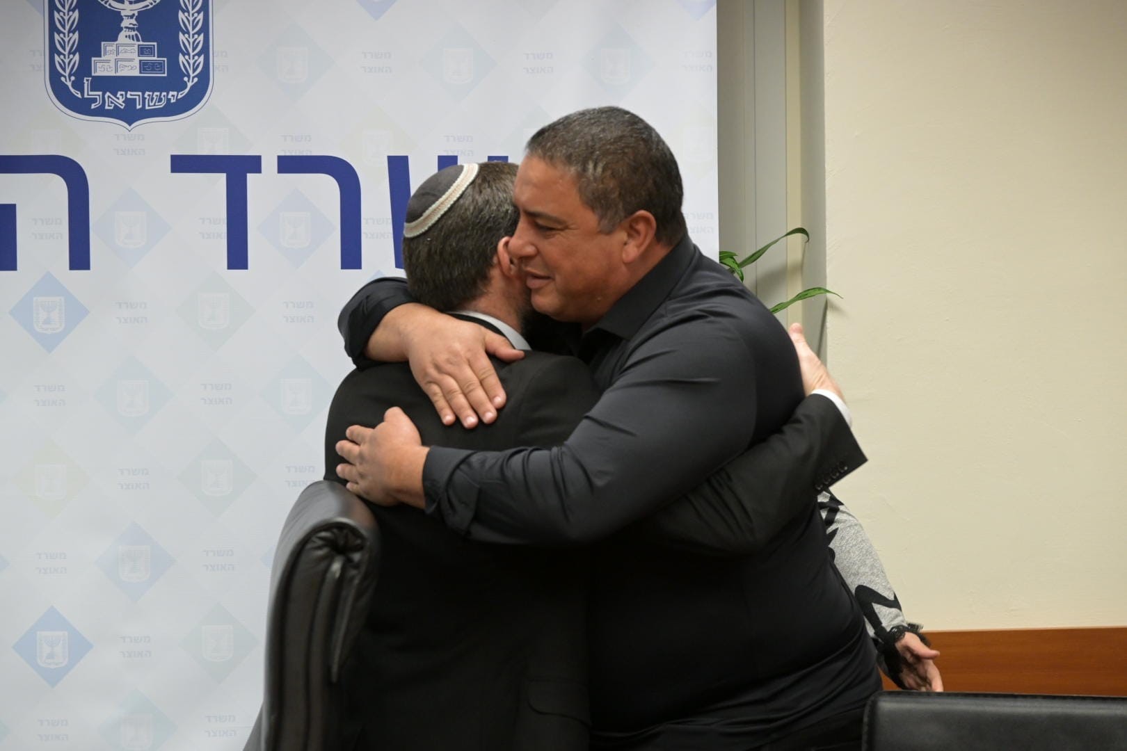 "מתקנים עוול": סמוטריץ' חתם על קיזוז כספים לטובת משפחות נפגעי הטרור