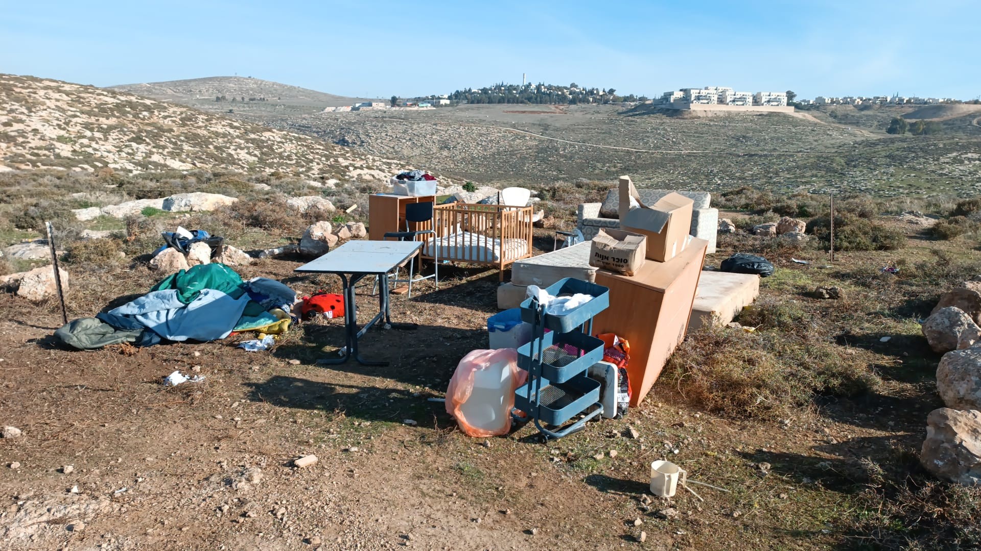 שתי משפחות פונו מהמאחז 'נחלת צבי' שבבנימין - תושב נעצר