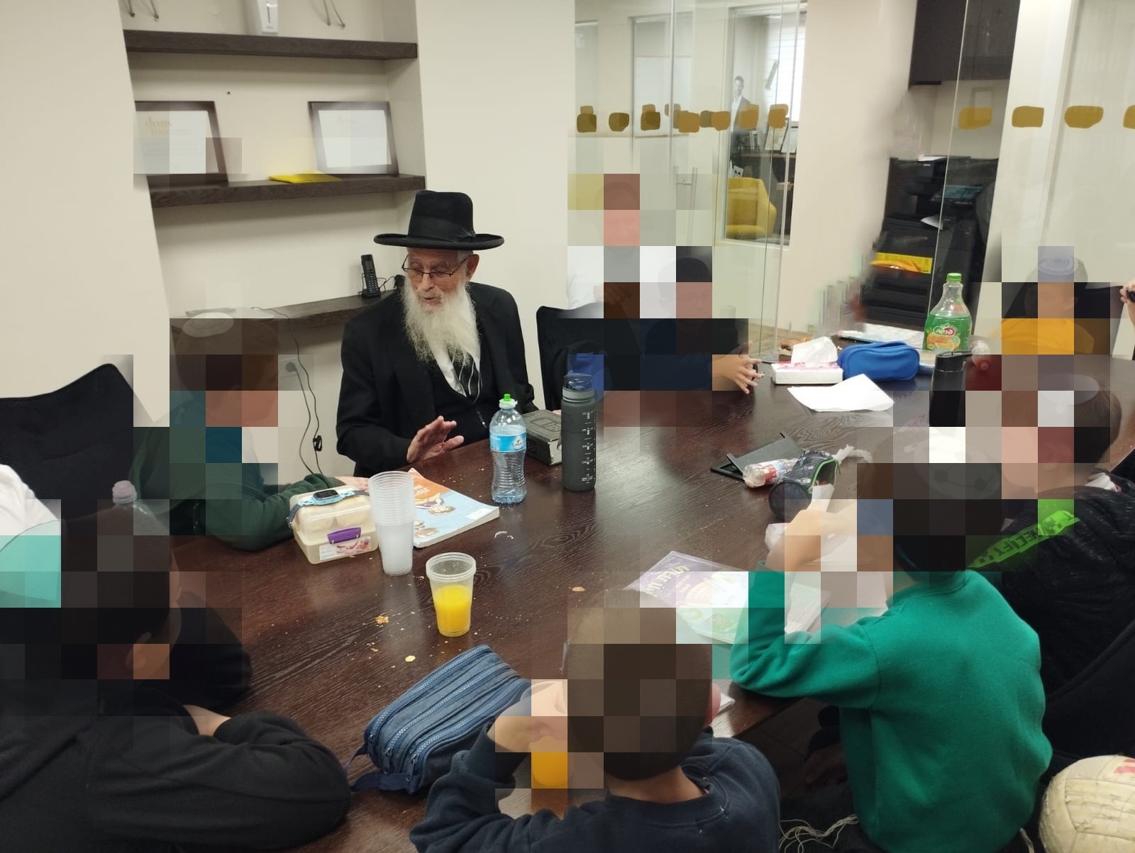 תלמידי הכיתה בשיעור אצל הרב יעקב אריאל.
