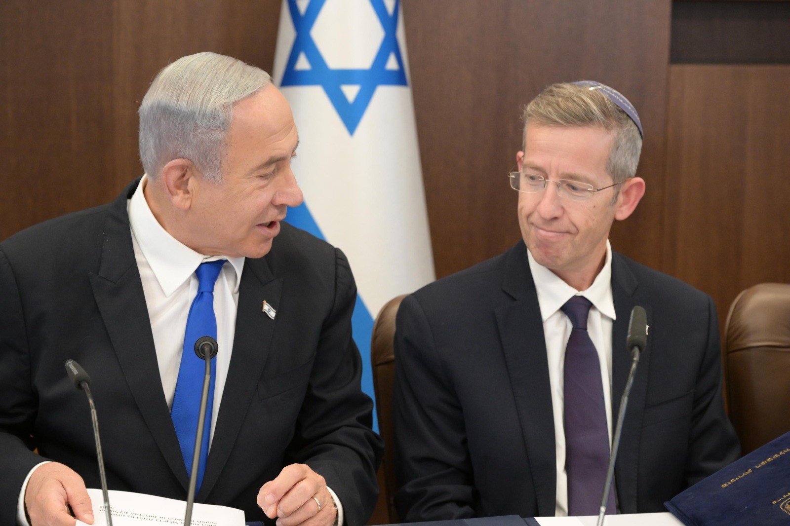 נתניהו ויוסי פוקס בישיבת הממשלה | צילום: עמוס בן גרשום /לע"מ