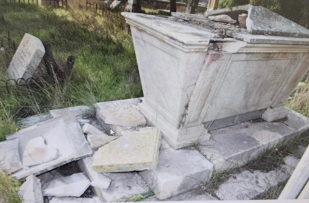 "מתוך שנאה": 2 נערים השחיתו 28 מצבות בבית העלמין סמוך לי-ם