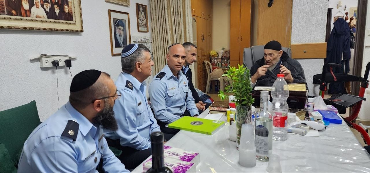 הרב באבא ברוך וממ"ז דרום, ניצב פרץ עמר | צילום: דוברות המשטרה