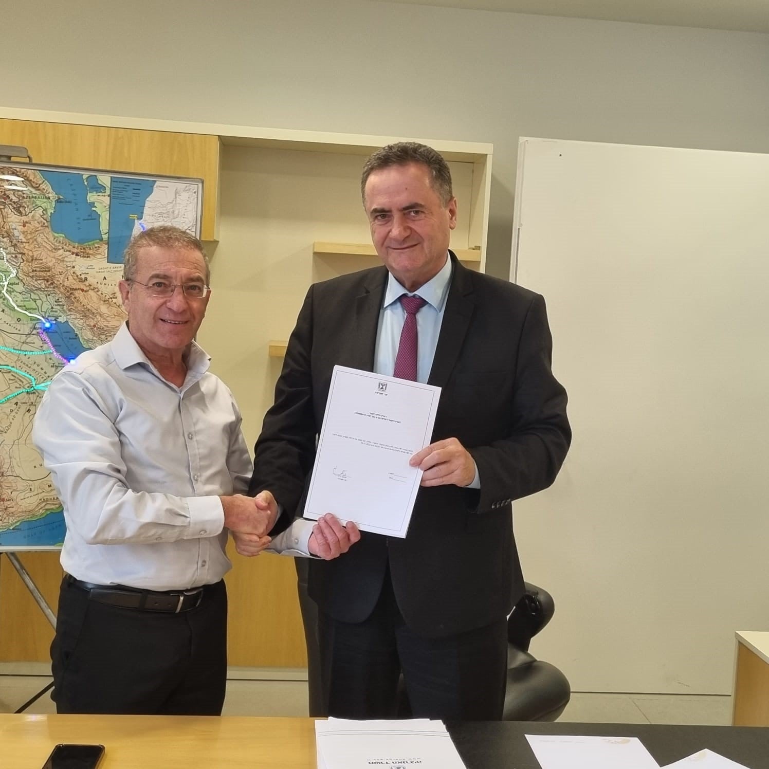 מסדירים את החובות והזכויות: שר האנרגיה כ"ץ חתם על רישיון לחברת החשמל