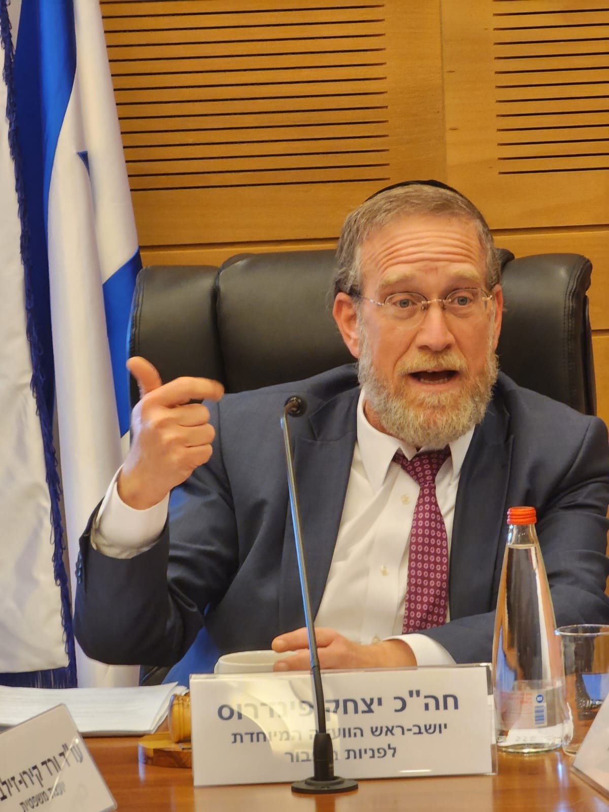 ח"כ יצחק פינדרוס מתקומם: האם יש מחירון להעברת גופות?