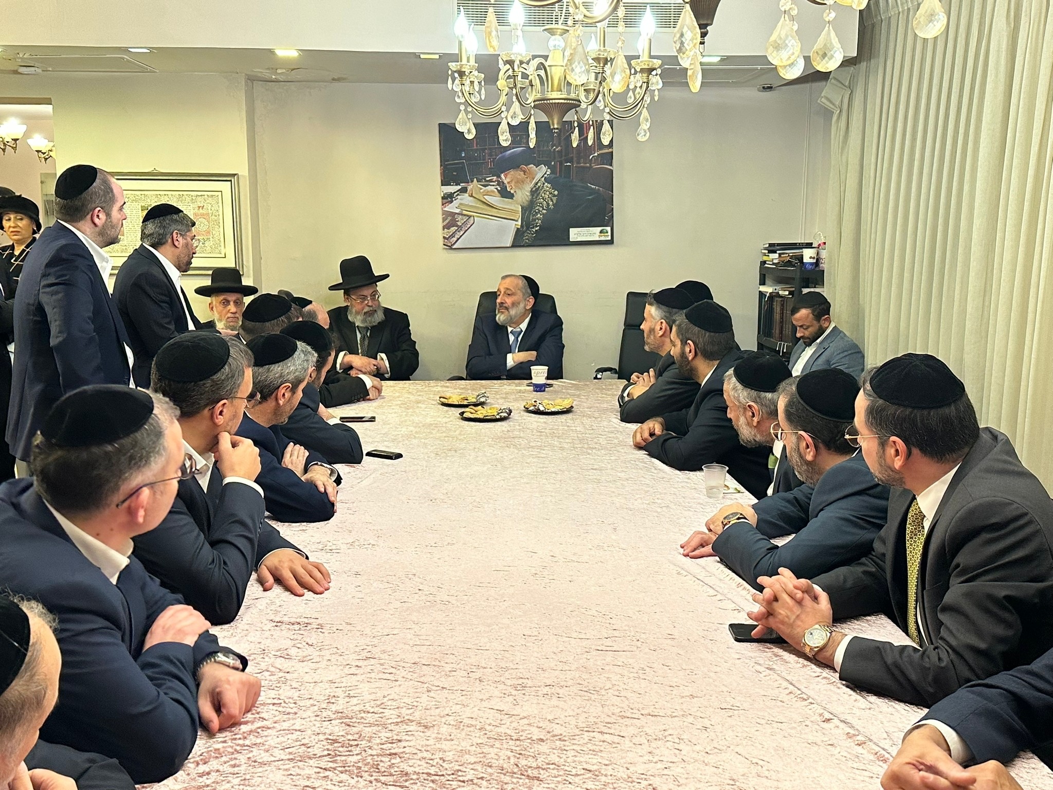 שרים וחברי כנסת בביתו של יו"ר ש"ס, אריה דרעי (קרדיט צילום: דוברות ש"ס)