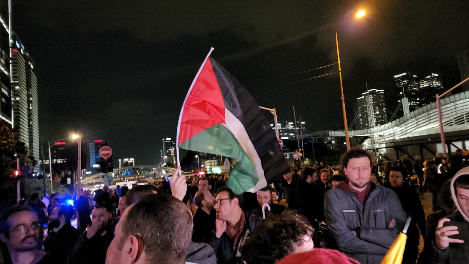 הסוף לדגלי אש"ף בהפגנות השמאל? בן גביר דורש לכנס את הקבינט
