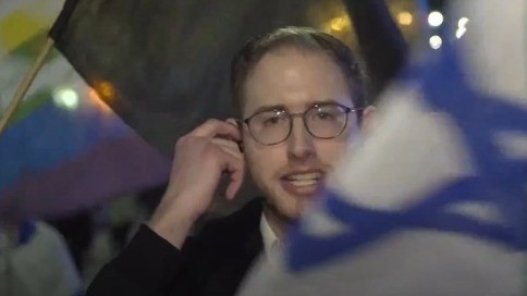 "אתה לא אמור להיות כאן": מפגיני השמאל קטעו את הדיווח של כתבנו הפוליטי | צפו