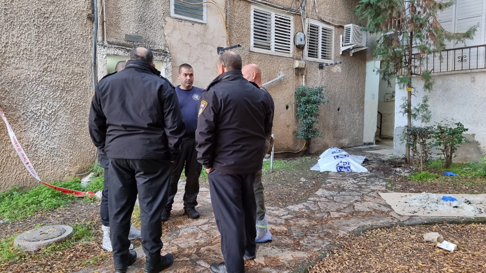 נכנס אל ביתו של הקורבן, דקר אותו 70 פעם והצית את הגופה