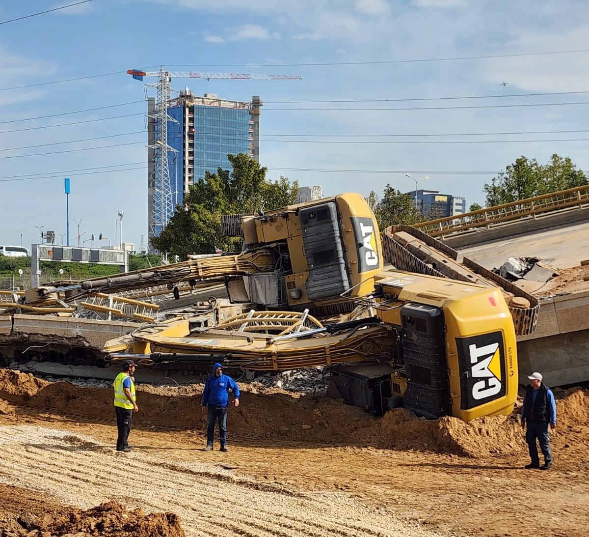 כרתו את הענף עליו ישבו: 2 טרקטורים פירקו גשר שקרס יחד איתם | תיעוד