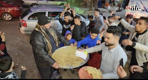 חלוקת ממתקים אחרי פיגוע, אילוסטרציה |קרדיט: רשתות ערביות, לפי סעיף 27א' לחוק זכויות היוצרים